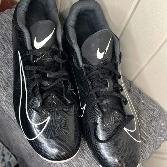 Nike Vapor Football cleats in Black and White - Picture 2 of 10